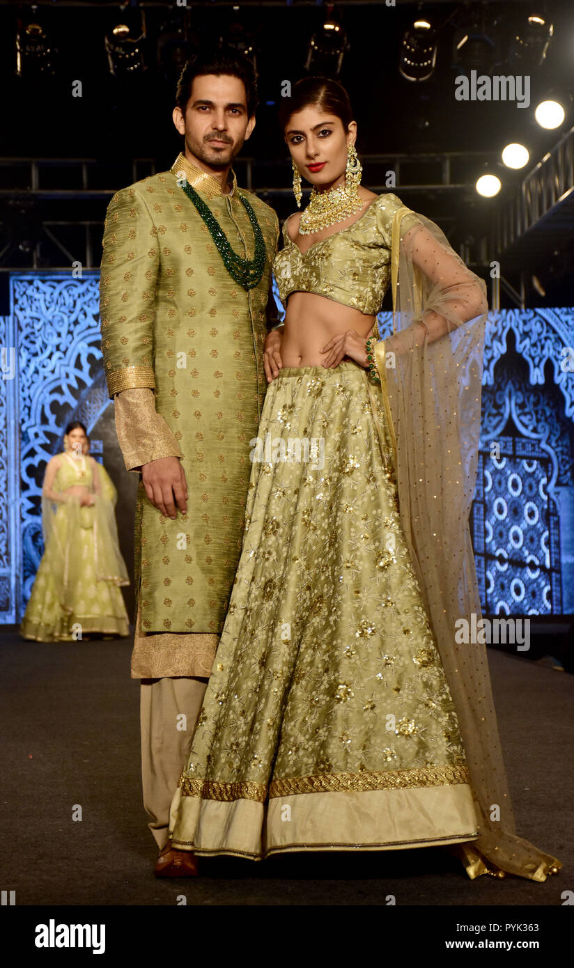 Mumbai, Indien. 27 Okt, 2018. Modelle sind gesehen gehen die Landebahn während der Debarun Designer auf die 2. Auflage der Hochzeit Kreuzung Fashion Show an jio Garten in Mumbai zeigen. Credit: Azhar Khan/SOPA Images/ZUMA Draht/Alamy leben Nachrichten Stockfoto