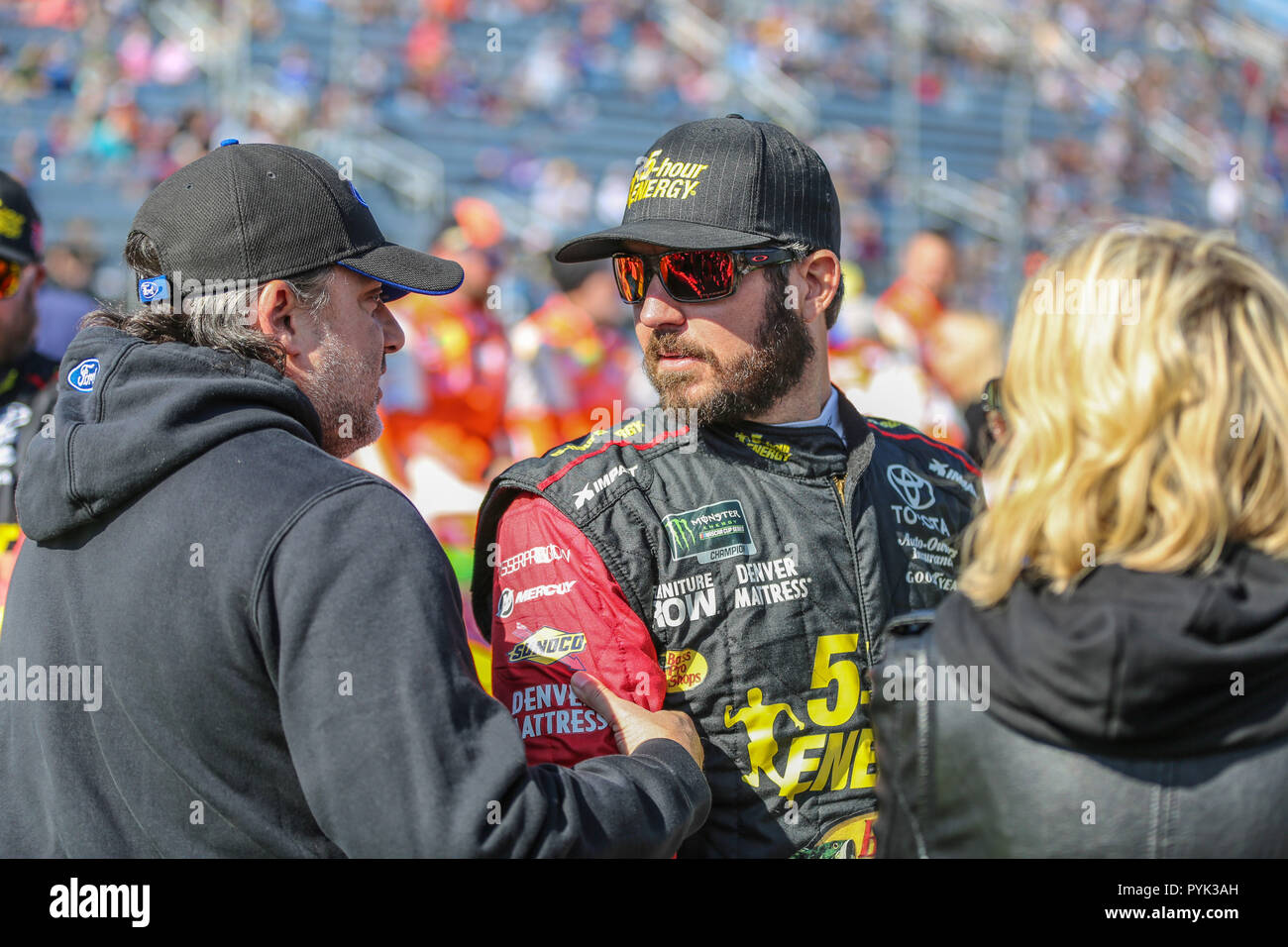 Ridgeway, VA, USA. 28 Okt, 2018. Monster Energy NASCAR Cup Series Treiber Martin Truex Jr. (78) Spricht zu NASCR team Inhaber Tony Stewart, bevor die ersten Daten 500 in Ridgeway, VA. Jonathan Huff/CSM/Alamy leben Nachrichten Stockfoto