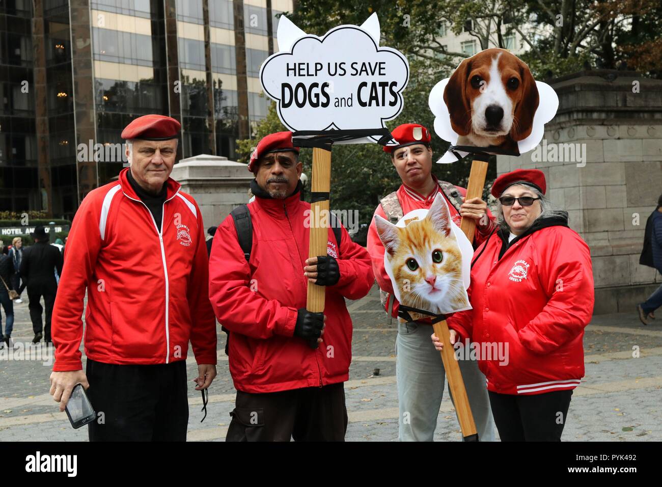 New York City, New York, USA. 28 Okt, 2018. Guardian Winkel Gründer CURTIS SLIWA (L) und Wächter Winkel Mitglieder besucht die Tiere rechte Organisation Koalition von Tieren Rechte Aktivisten (CARA) Rallye am Columbus Circle in New York City am 28. Oktober 2018, Protest gegen die Behandlung der Geretteten, die Verlassenen und übergaben Tiere an öffentlich geförderten Zentren, in denen Sie behaupteten, die meisten Tiere getötet werden. Credit: G. Ronald Lopez/ZUMA Draht/Alamy leben Nachrichten Stockfoto