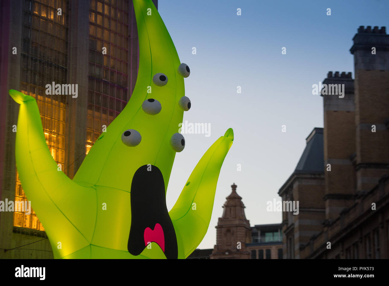 Manchesterd, UK. 28 Okt, 2018. Ein Aufblasbarer Monster ziert das House of Fraser Store im Stadtzentrum von Manchester als Teil der jährlichen 'Halloween Feiern in der Stadt. Artwork erstellt von schmutzigen Luker. Stockfoto