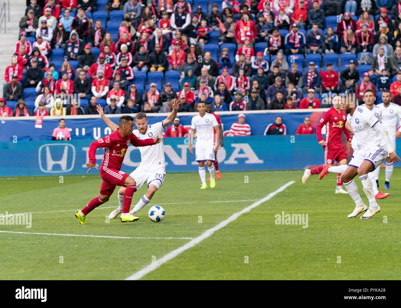 Harrison, NJ - 28. Oktober 2018: Alejandro Romero Gamarra Kaku (10) der Red Bulls steuert Kugel während der letzten regulären MLS Spiel gegen Orlando City FC bei Red Bull Arena Red Bulls gewann 1 - 0 Credit: Lev radin/Alamy leben Nachrichten Stockfoto