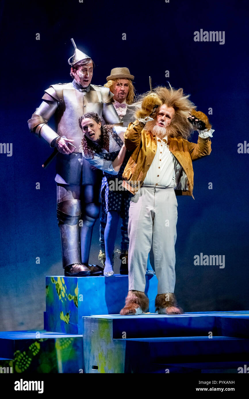 Berlin, Deutschland. 25 Okt, 2018. Tom Erik Lie (L-R) in der Rolle der Blechmann, Alma Sade in der Rolle der Dorothy, Christoph Späth in die Rolle der Vogelscheuche und Carsten Sabrowski in die Rolle der feige Löwe erscheinen im Foto Probe der Kinderoper 'Der Zauberer von Oz' in einer Inszenierung von F. Seiler an der Komischen Oper Berlin. Das Spiel feiert seine Premiere am 28.10.2018. Credit: Christoph Soeder/dpa/Alamy leben Nachrichten Stockfoto