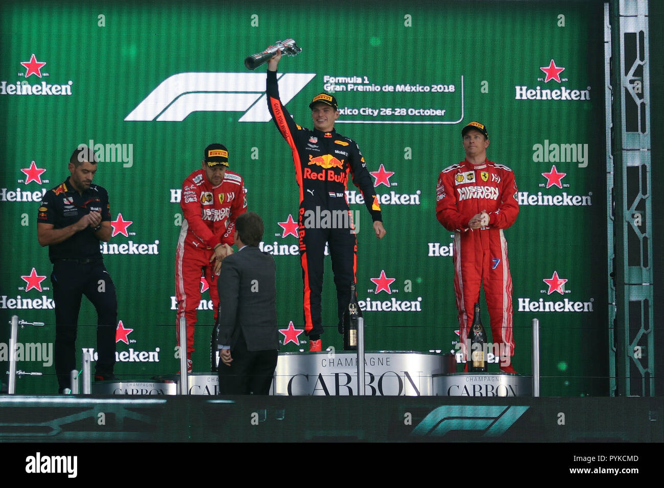 Mexiko City, Ferrari's Deutsche Fahrer Sebastian Vettel (2 L) und Ferrari des Finnen Kimi Räikkönen (1. R) reagieren auf dem Podium während der mexikanischen Formel 1 Grand Prix in Hermanos Rodriguez Rennbahn in Mexiko Stadt. 28 Okt, 2018. Der Red Bull niederländische Fahrer Max Verstappen (2. R), Ferraris deutschen Fahrer Sebastian Vettel (2 L) und Ferrari des Finnen Kimi Räikkönen (1. R) reagieren auf dem Podium während der mexikanischen Formel 1 Grand Prix in Hermanos Rodriguez Rennbahn in Mexiko City, Mexiko am Okt. 28, 2018. Credit: Xin Yuewei/Xinhua/Alamy leben Nachrichten Stockfoto