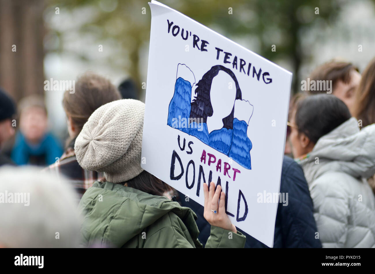 Ein anti-Trump Demonstranten hält ein Plakat, während eines Protestes am Battery Park in New York City für die Amtsenthebung von Präsident Donald Trump. Eine Reihe von pro-Trumpf-Anhänger auch zeigte. Stockfoto