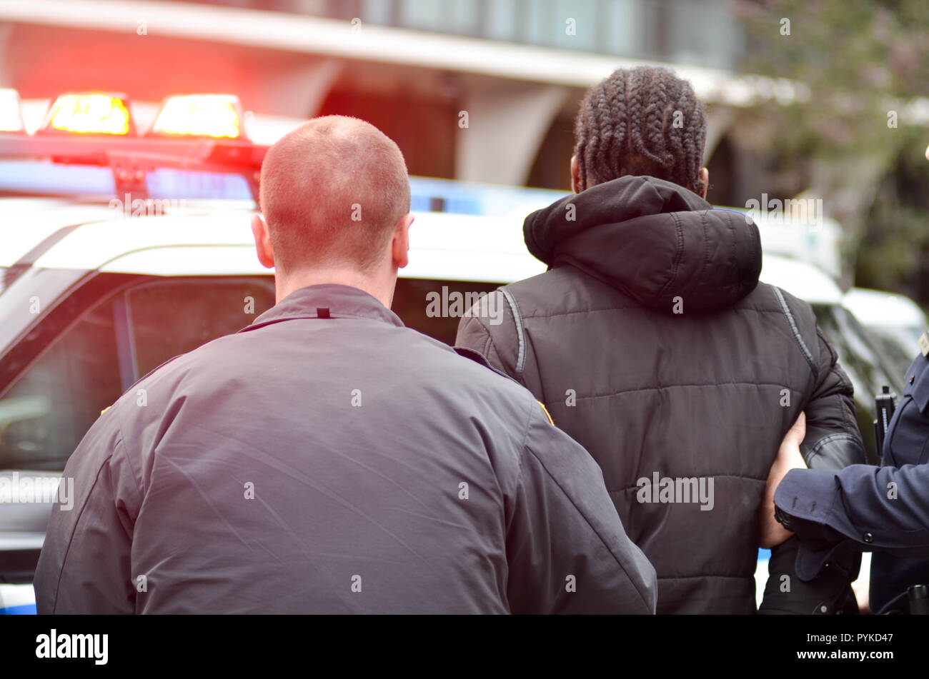 Manhattan, New York, USA. 28 Okt, 2018. NYPD officers gesehen Verhaftung ein Bike Messenger aus unbekannten Gründen an der 7. Avenue und 59th Street (Central Park) in New York City. Credit: Ryan Rahman/SOPA Images/ZUMA Draht/Alamy leben Nachrichten Stockfoto