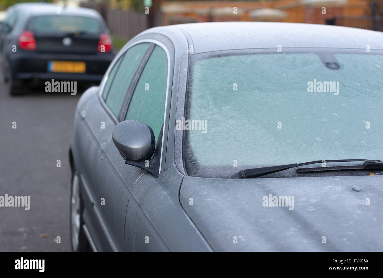 Geparkten Autos draußen auf der Straße und bedeckt mit Frost nach frostiger Nacht in Hampshire, Südengland im Oktober. Stockfoto