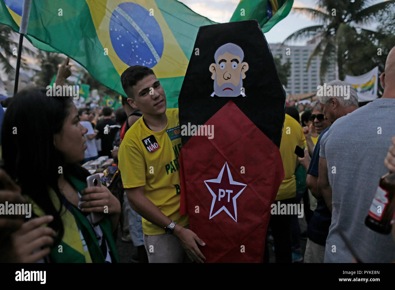 Recife, Brasilien. 28 Okt, 2018. Ein Unterstützer trägt einen Sarg mit einem Bild von ex-Präsident Luiz Inacio Lula da Silva vor der Wohnung von Rechtsextremistischen Präsidentschaftskandidat Bolsonaro. Der Rechtspopulistischen hat die Präsidentschaftswahlen in Brasilien gewonnen. Quelle: Fabio Teixeira/dpa/Alamy leben Nachrichten Stockfoto