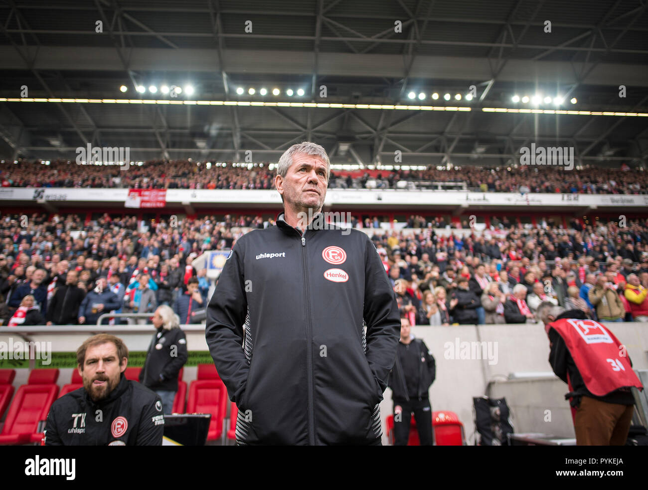 Düsseldorf, Deutschland. 27 Okt, 2018 Trainer Friedhelm FUNKEL (D) Fußball 1. Fussballbundesliga, 9. Spieltag Fortuna Düsseldorf (D) - VfL Wolfsburg (WOB) 0:3, am 27.10.2018 in Düsseldorf/Deutschland. ##DFL-Bestimmungen verbieten die Verwendung von Fotografien als Bildsequenzen und/oder quasi-Video## | Verwendung der weltweiten Kredit: dpa/Alamy leben Nachrichten Stockfoto