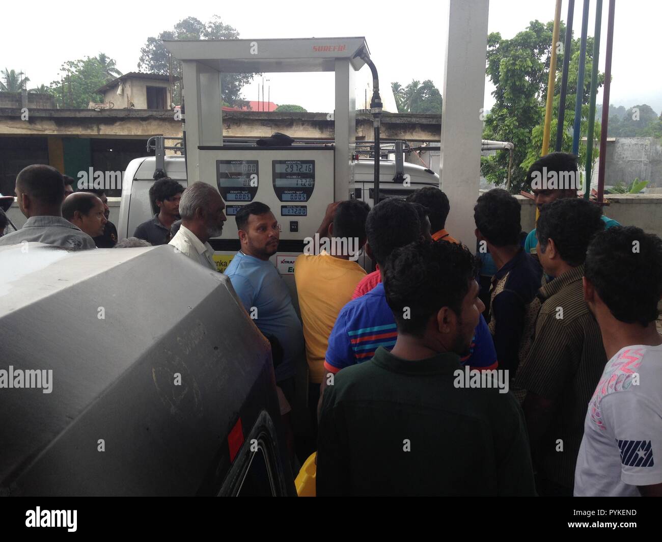 Kandy, Sri Lanka. 29 Okt, 2018. Sri Lankas Badulla Chenkaladi Peradeniya Straße Menschen warten auf Benzin vor der Spender nach Sri Lankas Premierminister Niederlagen ehemaliger Präsident Rajapaksa in Wahlen Credit: Georg Berg/Alamy leben Nachrichten Stockfoto