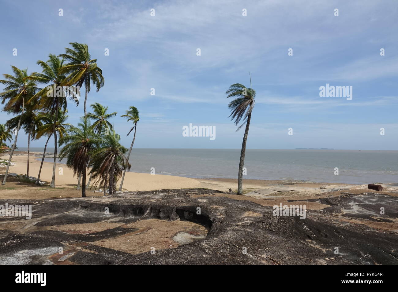 Korou, Frankreich. Okt, 2018 19. Palmen, Sand und Felsen können am Strand von Kourou in Französisch-Guayana gesehen werden. Credit: Janne Kieselbach/dpa/Alamy leben Nachrichten Stockfoto