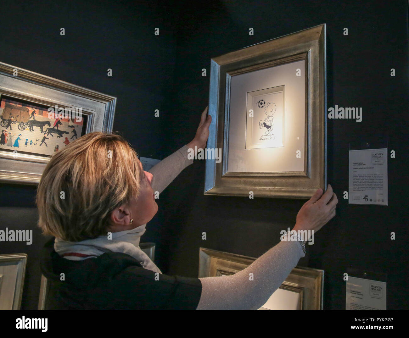 London, GB, 29. Oktober 2018 nun im 28. Jahr der Winter- und Kunstmesse wird heute seine Türen zu den Tausenden der Sammler, Kenner, Innenarchitekten und canny werfen, früh, Weihnachten Shopper, 70 führende britische Händler und über 20.000 Objekte von herausragender Qualität, Angeboten, ein exquisites Beispiel für Charlie Brown Fußball spielen, Feder und Tinte 7,5 x 6 Zoll von Charles M Schulz für einen geschätzten £ 7950.00 @ Paul Quezada-Neiman/Alamy Leben Nachrichten signiert Stockfoto