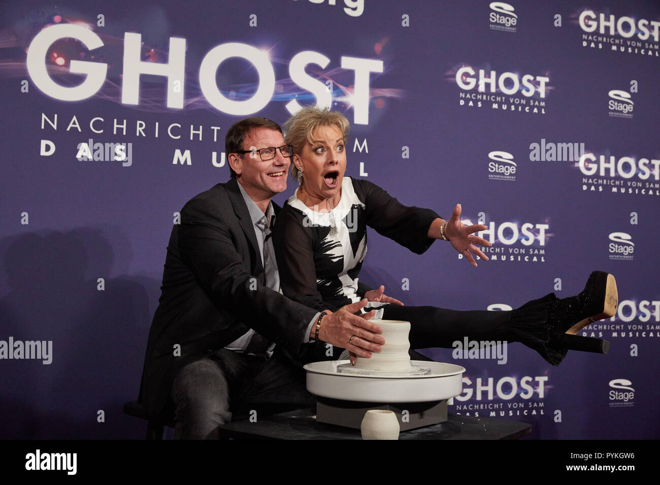 Hamburg, Deutschland. 28 Okt, 2018. Tanja Schumann, Schauspielerin und Mann Stefan Burmeister zur Hamburger Premiere des Musicals "Ghost". Das Musical wird ein Gast im Operettenhaus bis Ende Februar. Quelle: Georg Wendt/dpa/Alamy leben Nachrichten Stockfoto