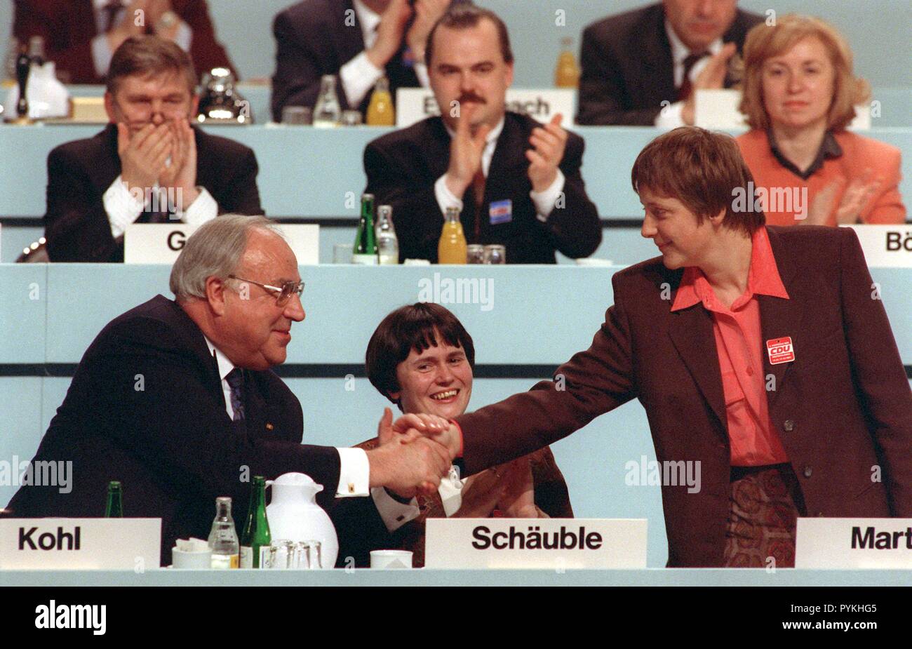Bundeskanzler Helmut Kohl gratuliert seinem neu gewählten Stellvertreter, Ministerin für Frauen Angela Merkel, während der Parteitag der CDU am 15. Dezember 1991 im Kulturpalast in Dresden. In der Mitte der Thuringische Kultur Ministerin Christine Lieberknecht. | Verwendung weltweit Stockfoto