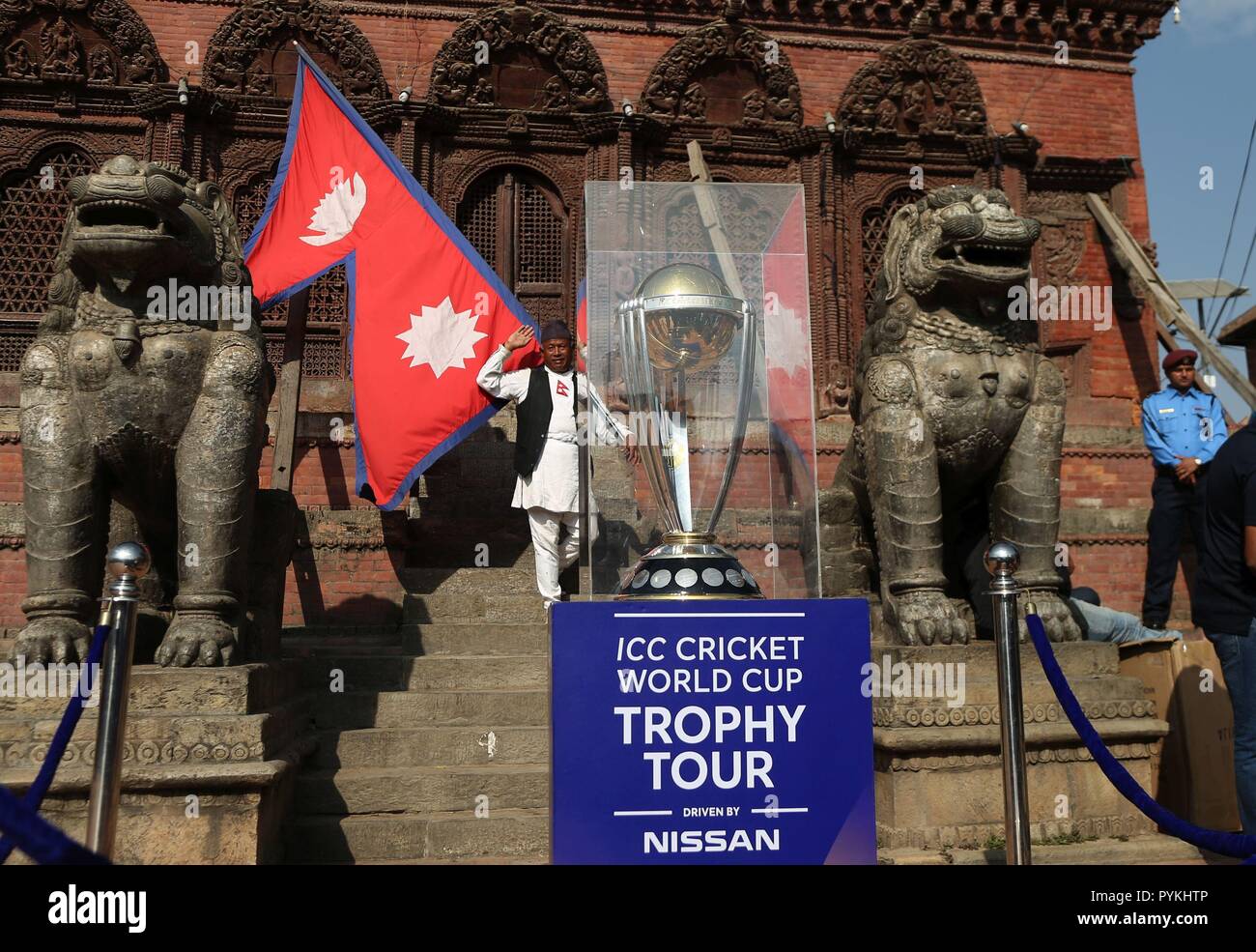 Kathmandu. 29 Okt, 2018. Foto am Okt. 29, 2018 zeigt die ICC (International Cricket Council) WM-Pokal auf dem Display für öffentliche an Hanumandhoka Durbar Square, ein UNESCO-Weltkulturerbe in Kathmandu, Nepal. Credit: Sunil Sharma/Xinhua/Alamy leben Nachrichten Stockfoto