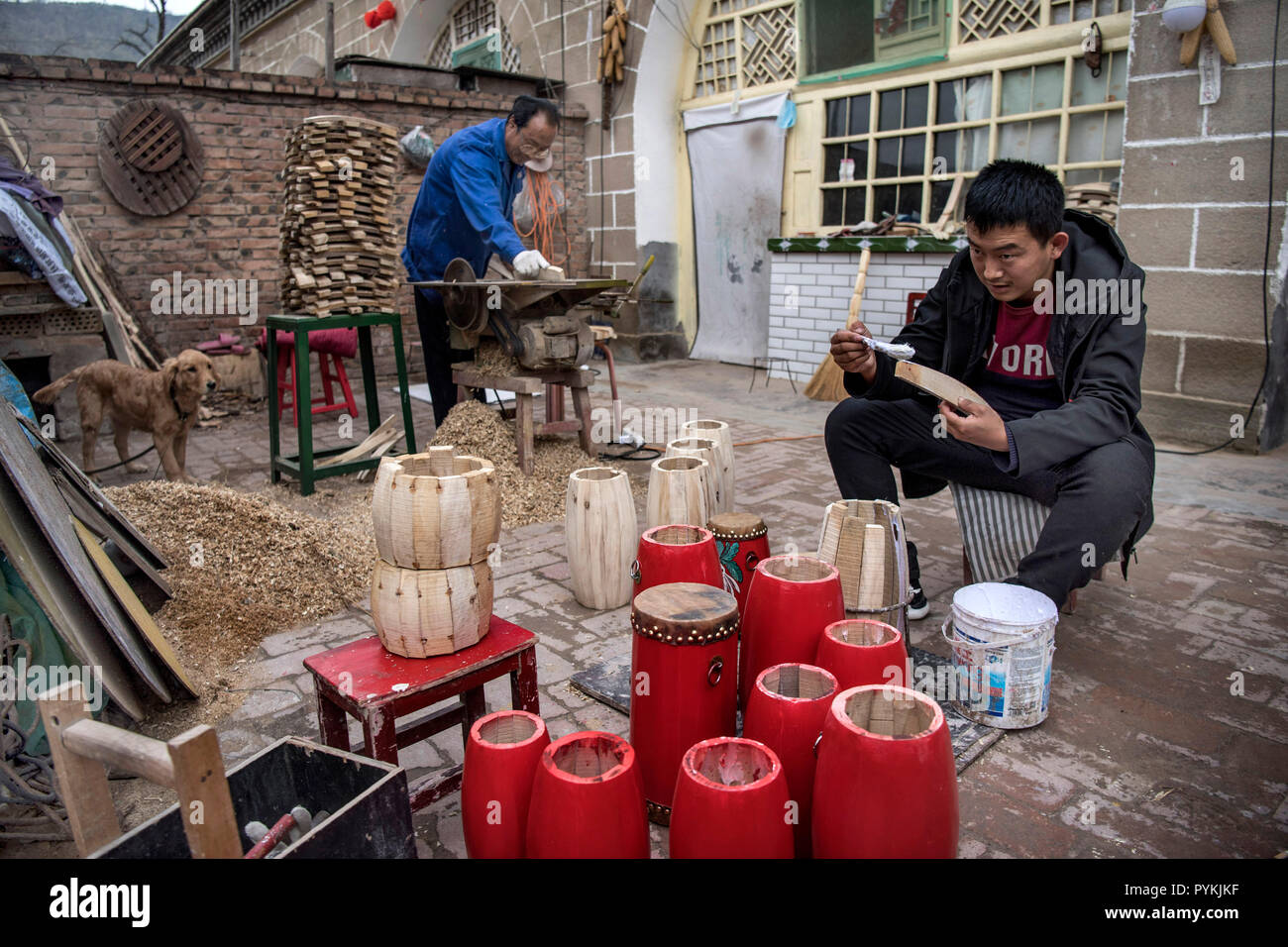 (181029) - Yan'an, Oktober 29, 2018 (Xinhua) - Wang Yongjun (L) und sein Sohn machen Taille trommeln Ansai Fengjiaying Dorf im Bezirk, Yan'an, Provinz Shaanxi im Nordwesten Chinas, Okt. 19, 2018. Ansai Bezirk, im nördlichen Teil der Provinz Shaanxi auf dem Löß-Plateau, ist bekannt für seine einzigartige Volkskunst wie Ansai Taille Drum Dance bekannt, Papier-cut, Volkslieder, volkstümliche Malerei und Oper. In den letzten Jahren, Ansai hat sich bemüht, den kulturellen Tourismus durch die Integration von Tourismus mit diesen einzigartigen Volkskunst, um der Armut zu fördern. Nach einer Schulung, können Leute ergänzen Ihre in Stockfoto