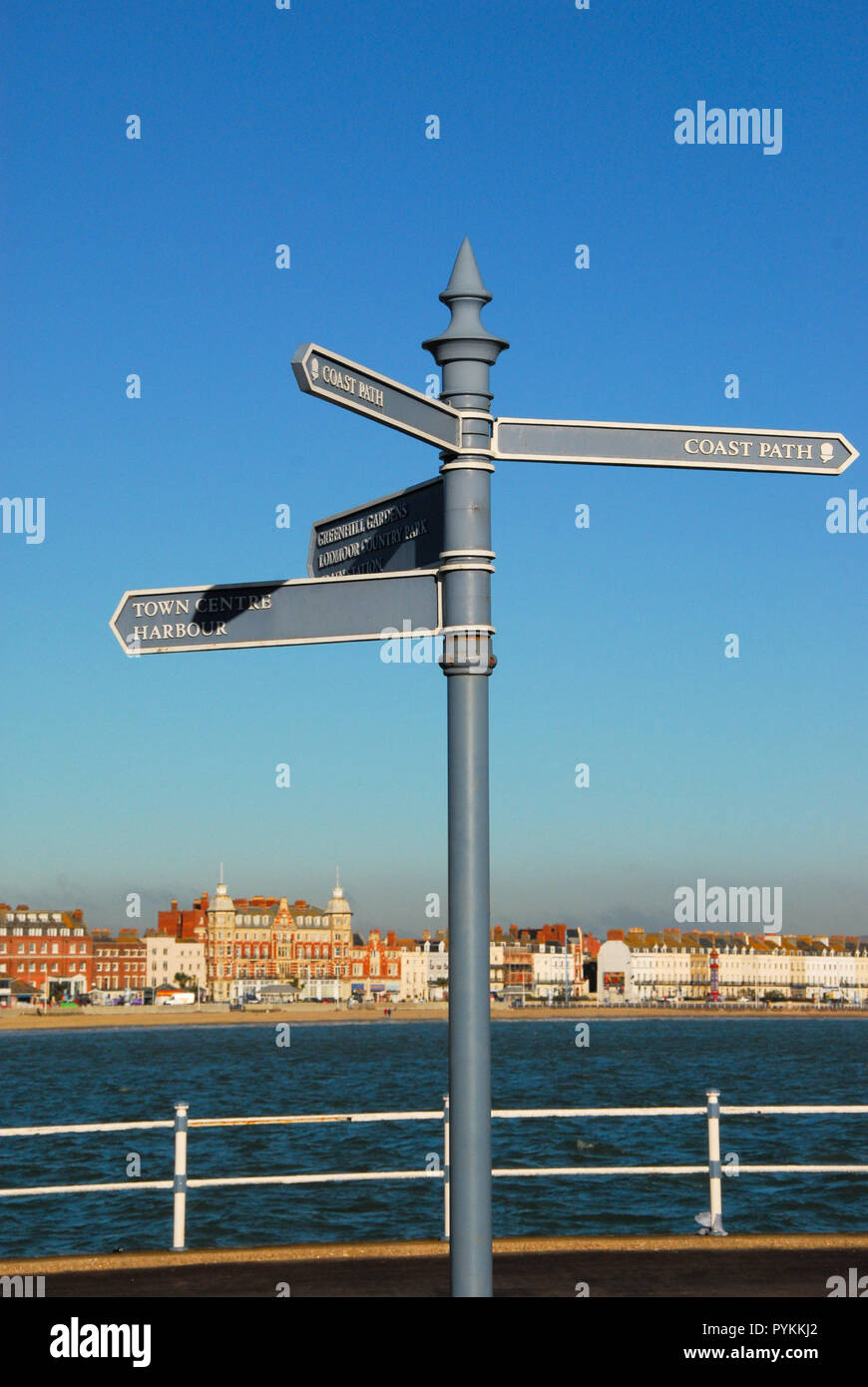 Dorchester, Dorset, Großbritannien. 29. Oktober 2018. Im sonnigen Weymouth, egal wo Sie gehen, Sie nicht iberischen Der Bitterkalten nordöstlich der 'Wind entkommen, heute. Neun Grad Celsius fühlt sich mehr wie 6! Credit: stuart Hartmut Ost/Alamy leben Nachrichten Stockfoto