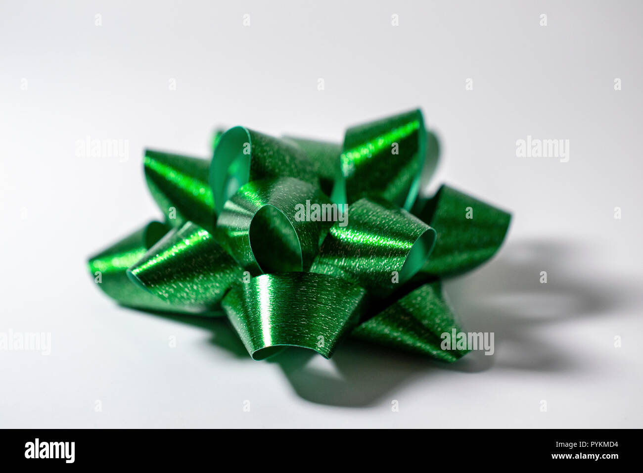 1 Single mit grünem Satin Schleifenband Weihnachten hellen Hintergrund. Zimmer für Kopieren. Stockfoto