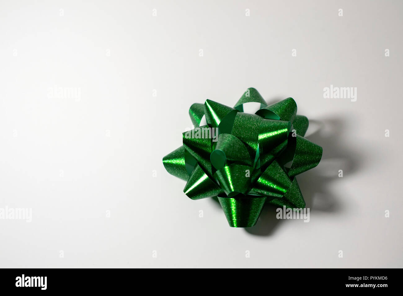 1 Single mit grünem Satin Schleifenband Weihnachten hellen Hintergrund. Zimmer für Kopieren. Stockfoto