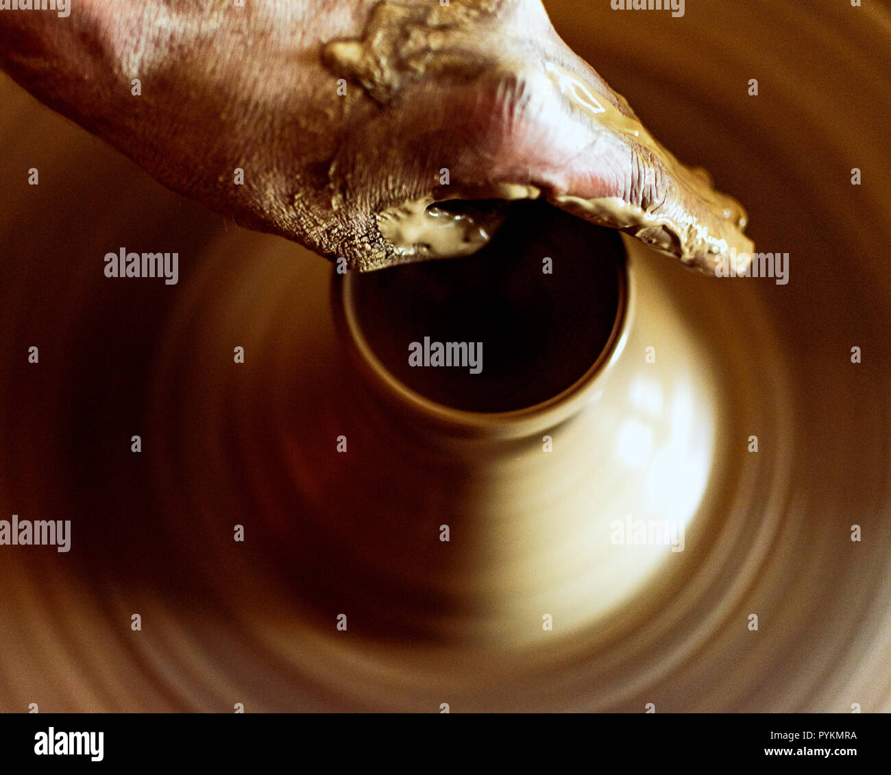Unvollendete Ton Teekanne auf Keramik Rad mit selektiven Fokus. Stockfoto