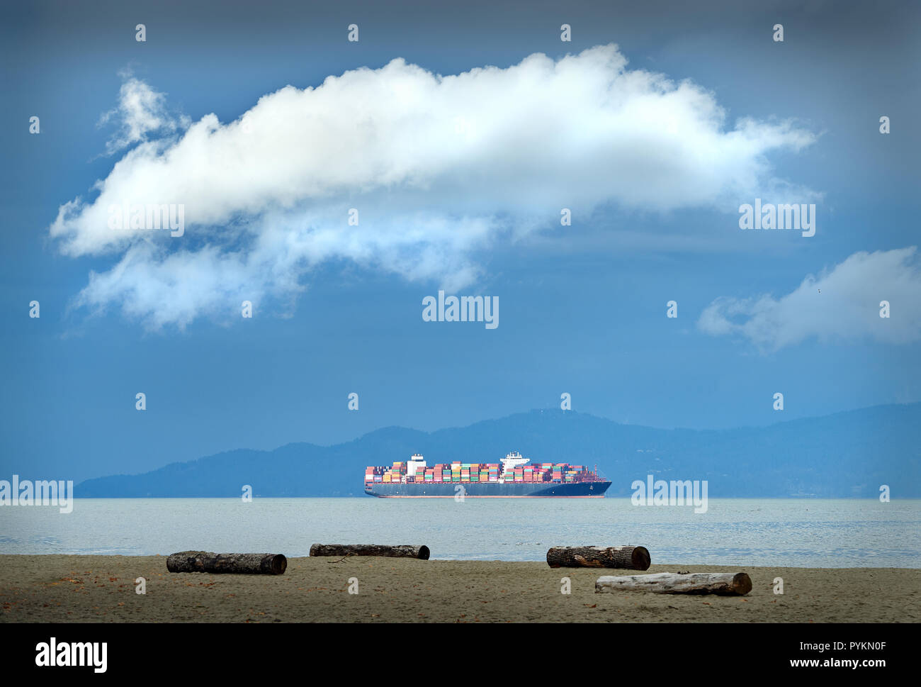 English Bay Frachter Gewitterwolken. Ein Sturm zieht in die English Bay. Vancouver, British Columbia. Stockfoto