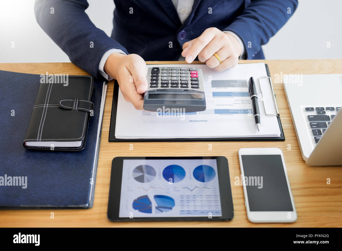 Unternehmer Arbeiten am Schreibtisch Büro Unternehmen finanzielle Analyse Diagramme oder Grafiken Rechnungswesen Berechnung bugget Geld steuer Darlehen Inspector zu berichten. Stockfoto