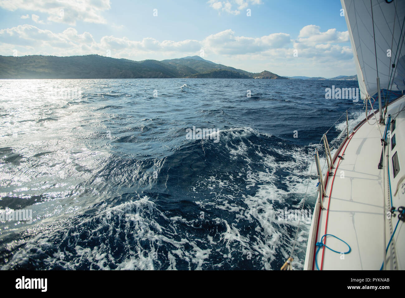 Segelyacht gleitet auf das Meer, die Wellen kommen aus unter dem Boot. Stockfoto