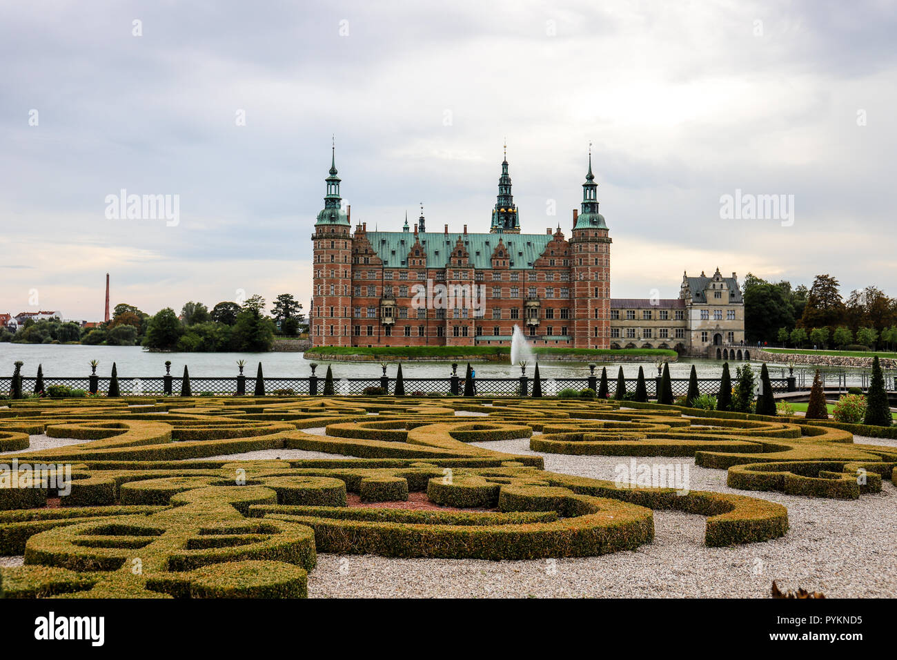 Frederiksborg Slot ist eine Renaissance Schloss erbaut im 17. Jahrhundert von dem dänischen König Christian IV. mit seiner barocken Garten. Stockfoto