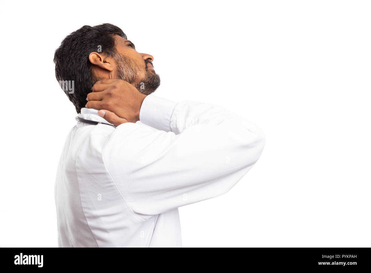 Seitenansicht der indischen männlicher Arzt zurück Berühren der Nacken schmerzt Konzept auf weißem studio Hintergrund isoliert Stockfoto