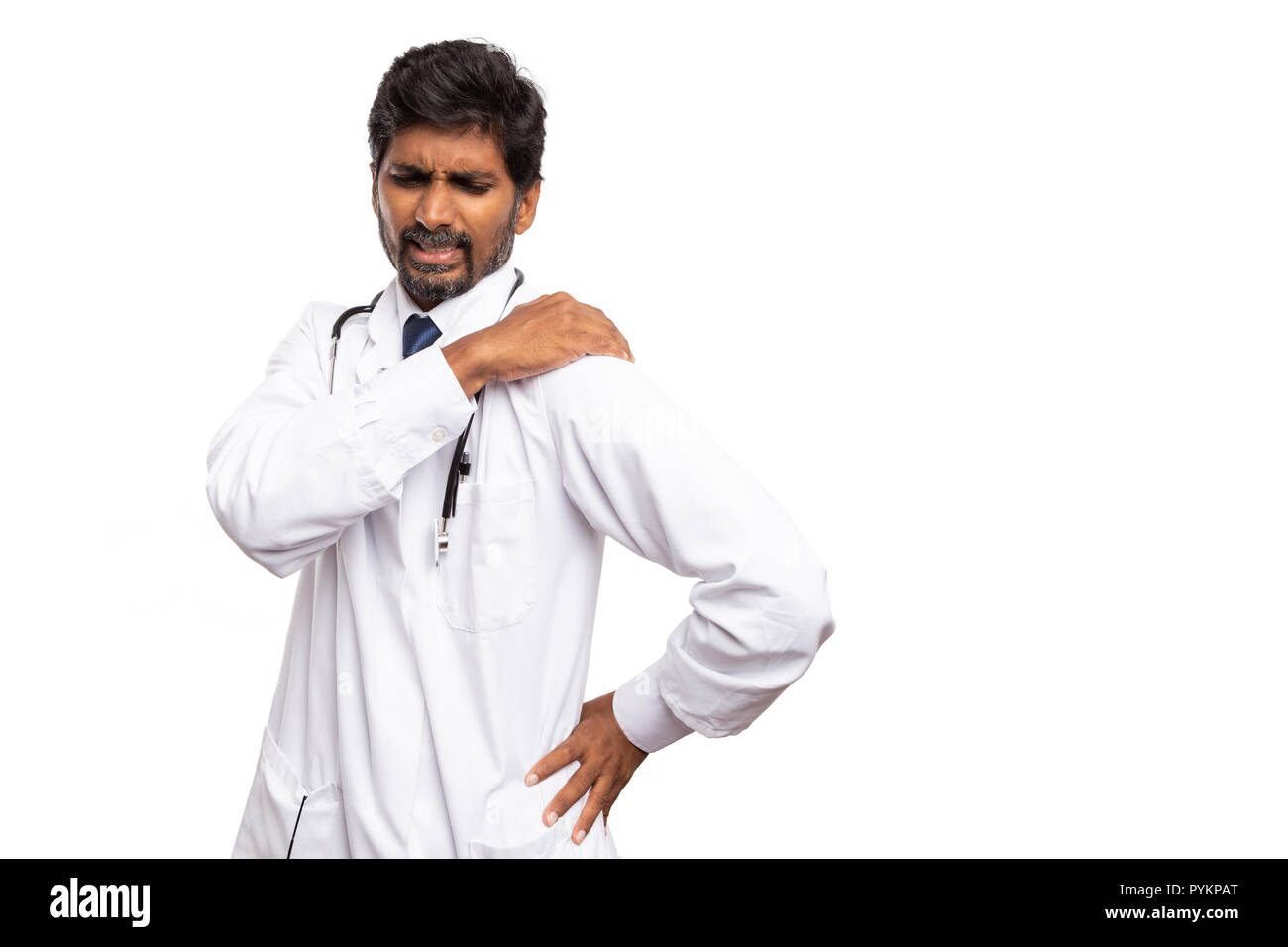 Leiden Medic in Schulter- und Rückenschmerzen berühren schmerzhafte Bereiche auf weißem Hintergrund Stockfoto