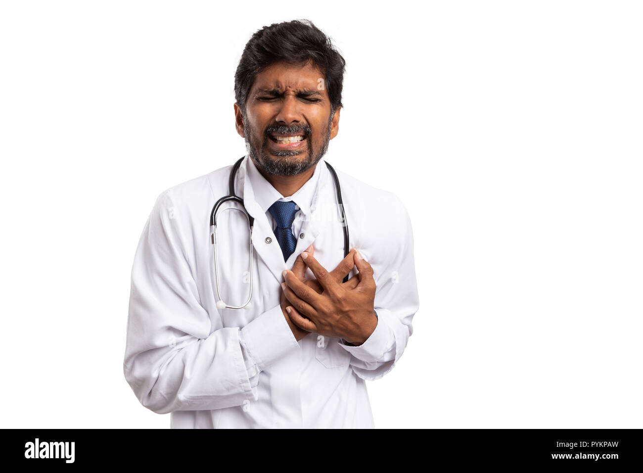 Indische männlicher Arzt in Cardiac Angriff Herzen berühren mit beiden Händen auf weißem studio Hintergrund isoliert Stockfoto