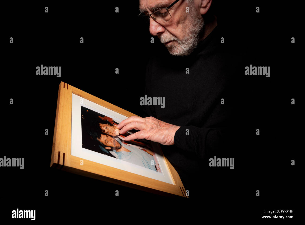 Ältere trauernde Menschen. Erinnerung an einen Verstorbenen. Männliche, Verlust und Einsamkeit. Stockfoto