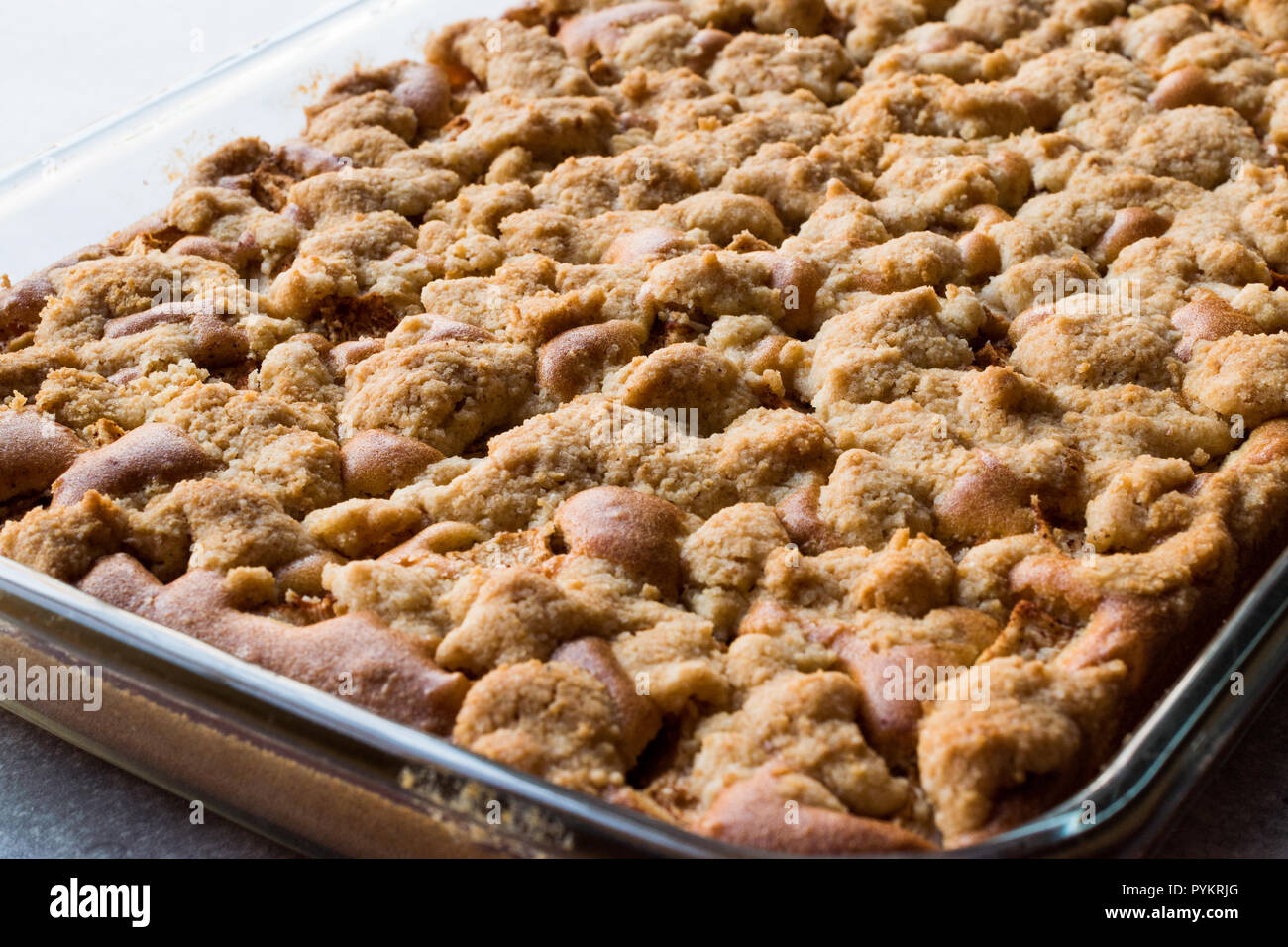 Hausgemachte ganze Crumble Kuchen im Glas Schüssel. Frisch gebacken. Organische Dessert. Stockfoto