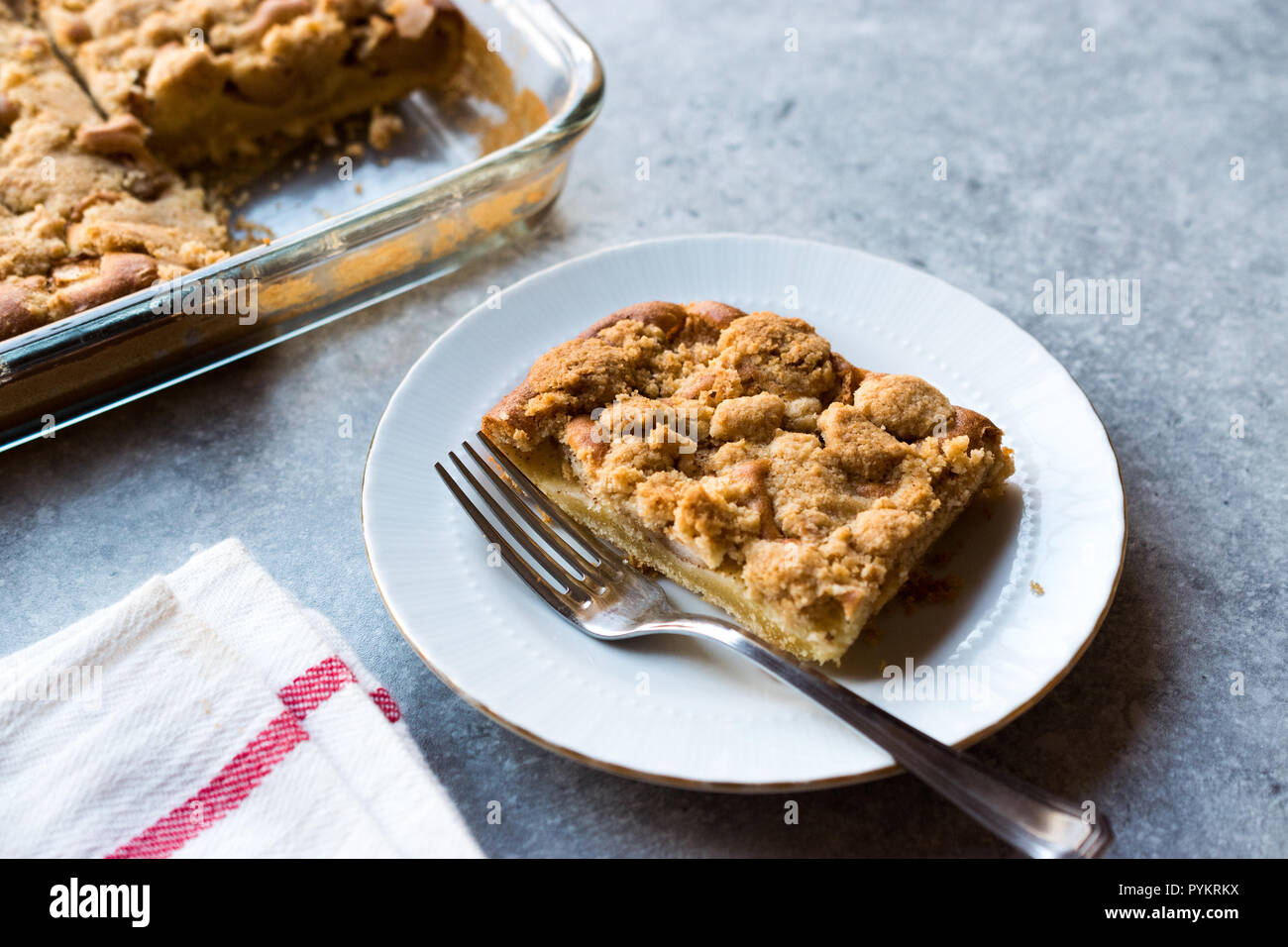 Hausgemachte Apfelkuchen Tortenheber mit Gabel. Organische Dessert. Stockfoto