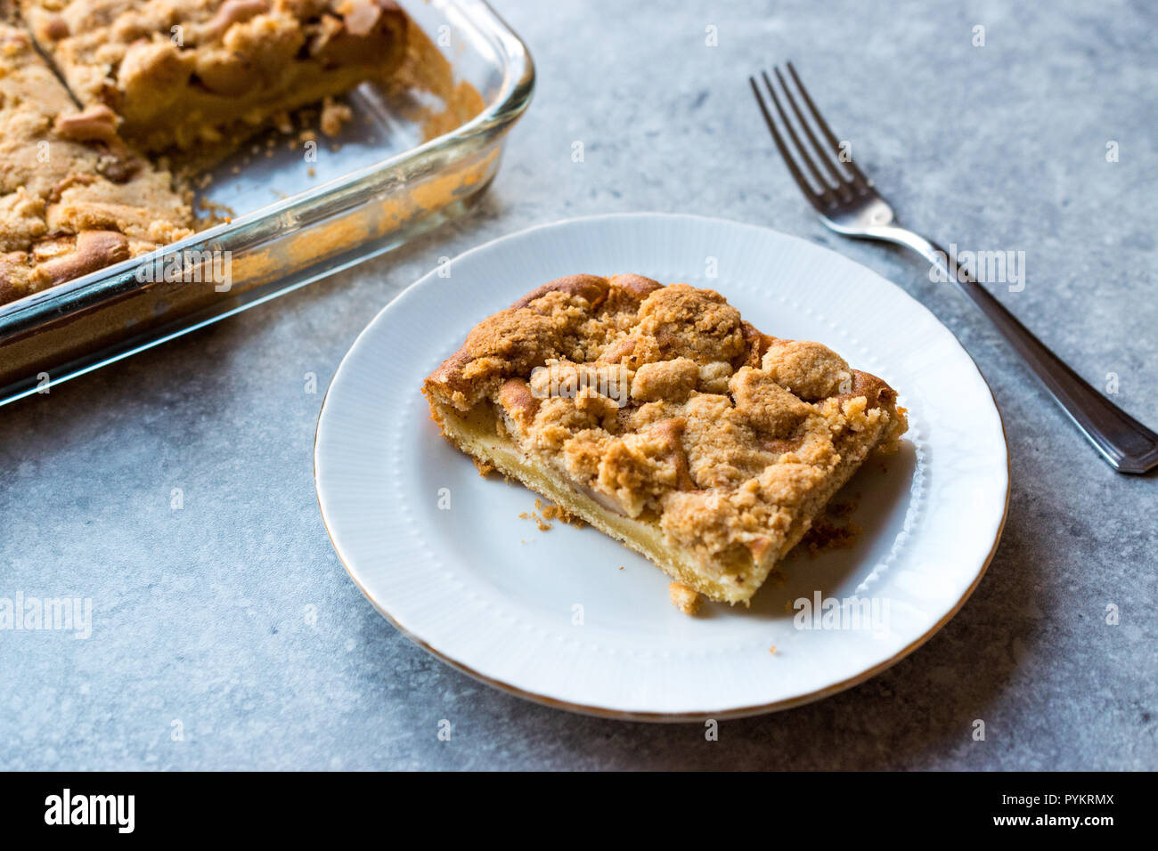 Hausgemachte Apfelkuchen Tortenheber mit Gabel. Organische Dessert. Stockfoto