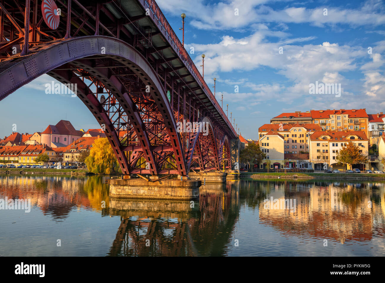 Maribor, Slowenien. Stadtbild Bild von Maribor, Slowenien im Herbst Tag mit Reflexion der Stadt in der Drau. Stockfoto