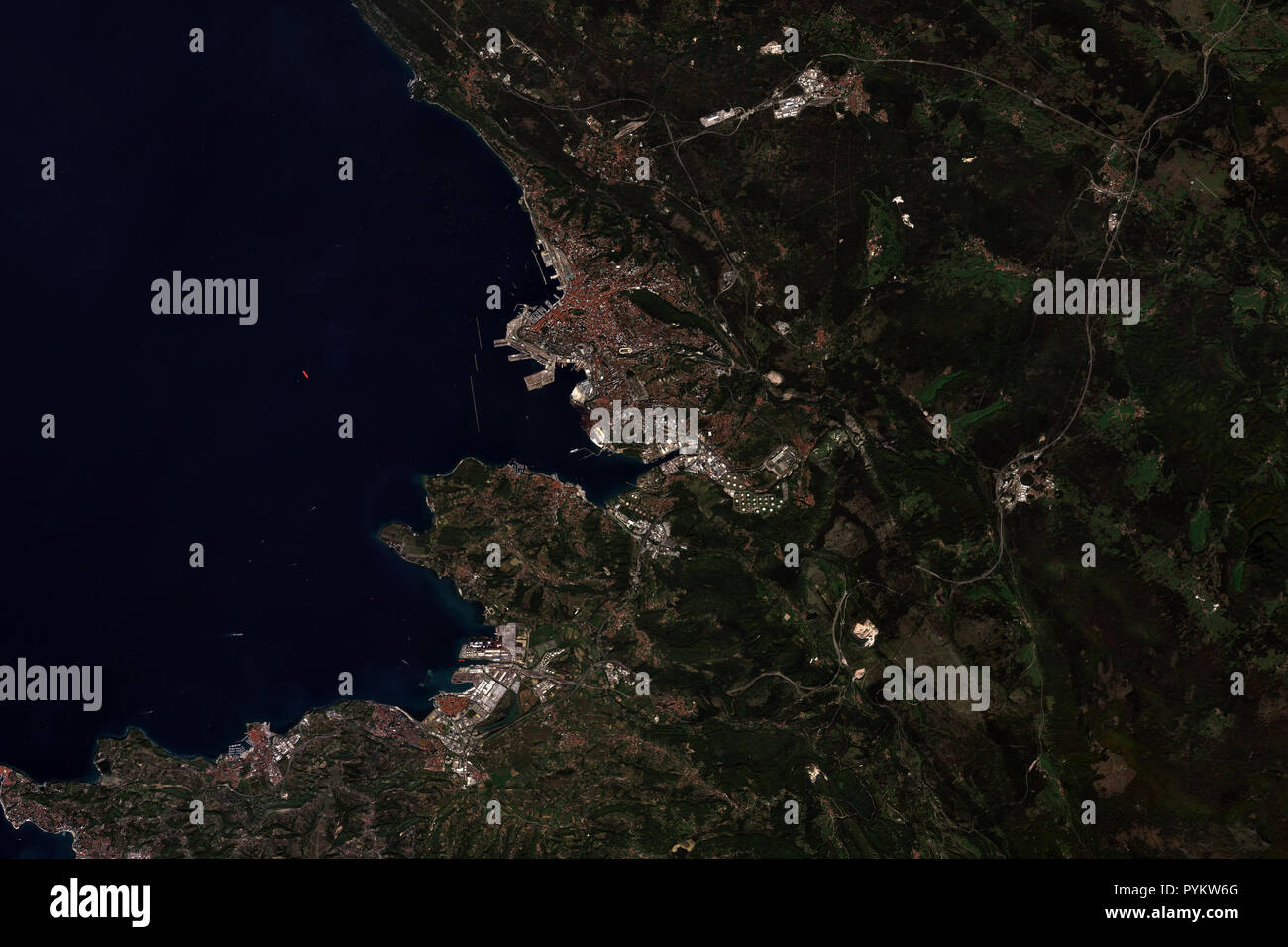 Triest in Oberitalien und das Mittelmeer aus dem All gesehen - Enthält Copernicus Sentinel Data geändert Stockfoto