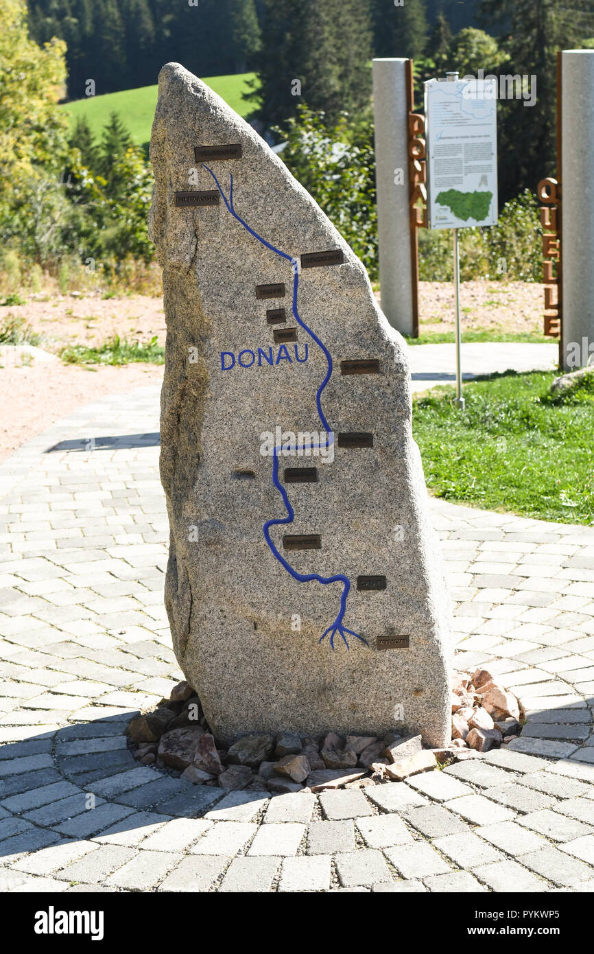 Informationen unterzeichnen, die zu der Quelle des Flusses Breg, die am weitesten entfernten Quellgebiet der Donau, Breg-Donauquelle, nr Furtwangen, Deutschland Stockfoto