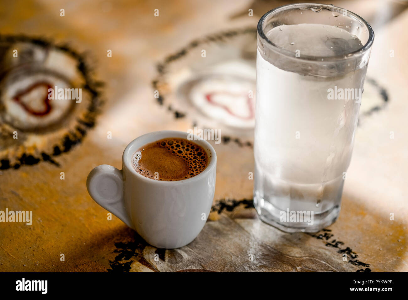 Kaffee in griechischen Street Cafe an einem sonnigen Sommertag Stockfoto