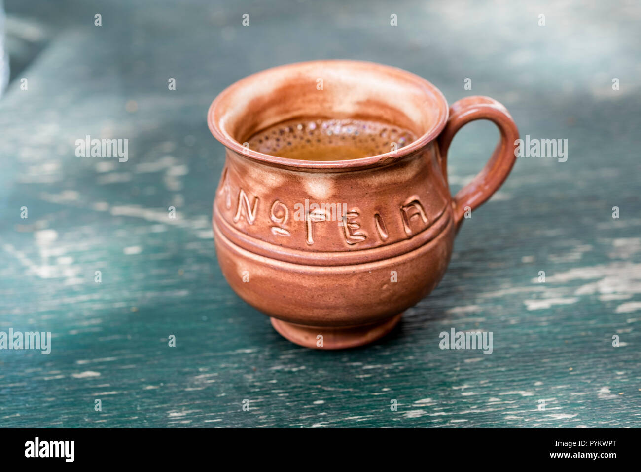 Kaffee in griechischen Street Cafe an einem sonnigen Sommertag Stockfoto