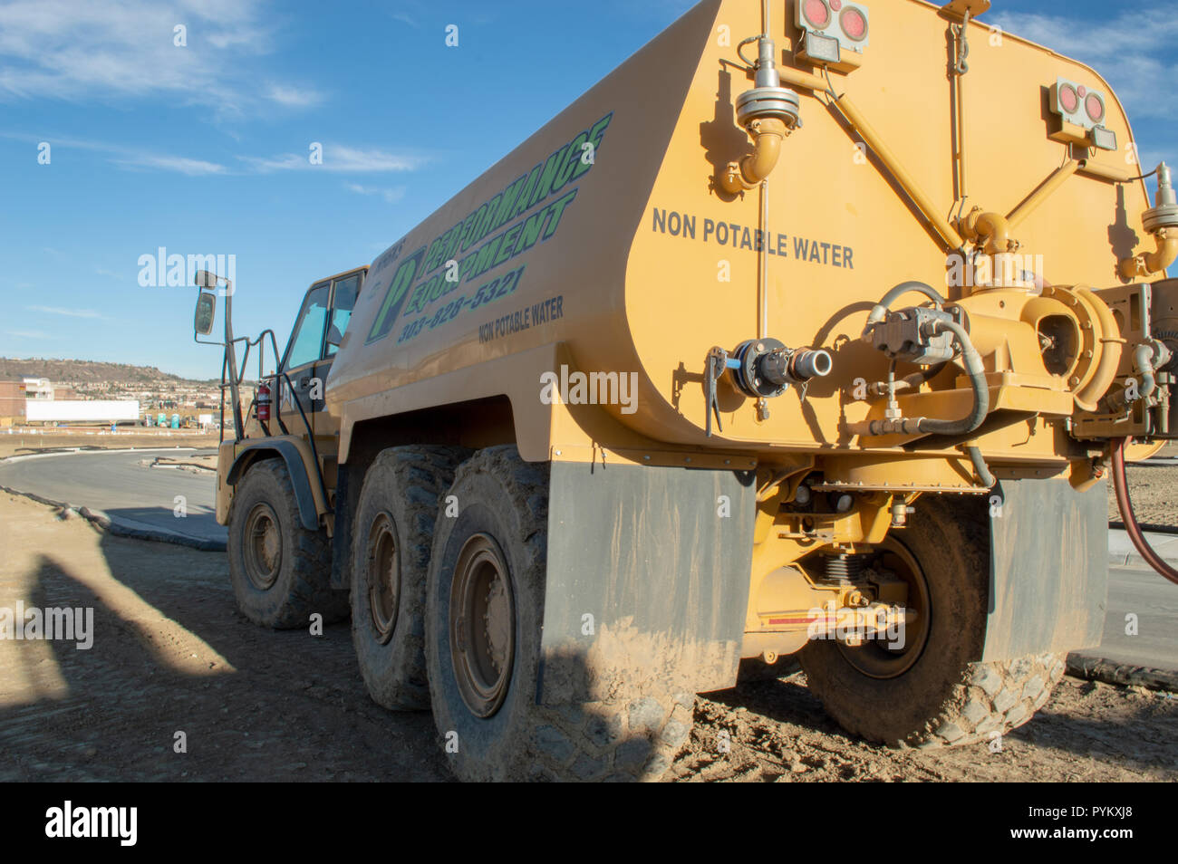 Castle Rock, Colorado/USA - Oktober 28, 2018: Non-Potable Wasser Tanklastzug auf der Baustelle Stockfoto