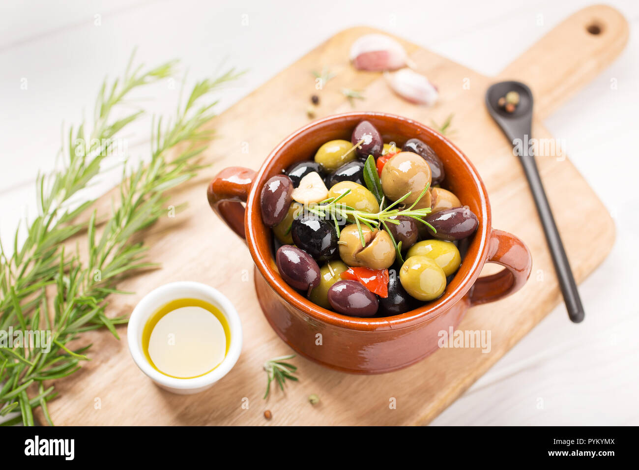 Marinierte Oliven lecker Oliven mediterranes Rezept spanische Tapa gewürzt Stockfoto