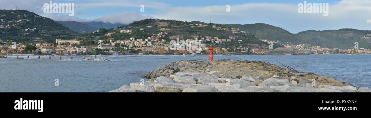 Landschaft von Pietra Ligure von Loano pro Ligurien, Italien. Stockfoto