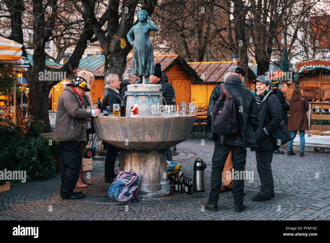 München, Deutschland - Dezember 7, 2017: Lokale Leute genießen Bier Getränke und Essen an Speise Markt Viktualienmarkt in der Nähe der Statue Liesl Karlstadt in M Stockfoto