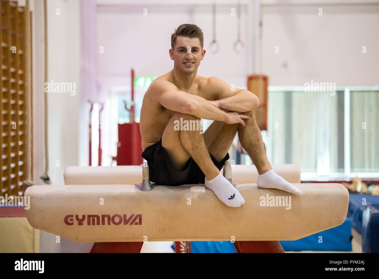 British Olympic Gold gymnast Max Whitlock in Basildon Sporting Center für ein Stück vor den Commonwealth Games zu laufen, wenn er einem der Star. Stockfoto