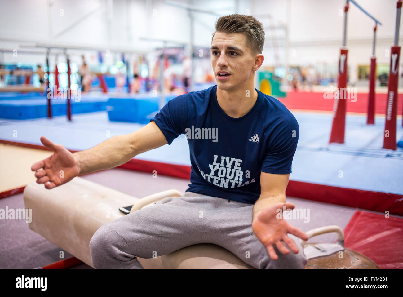 British Olympic Gold gymnast Max Whitlock in Basildon Sporting Center für ein Stück vor den Commonwealth Games zu laufen, wenn er einem der Star. Stockfoto