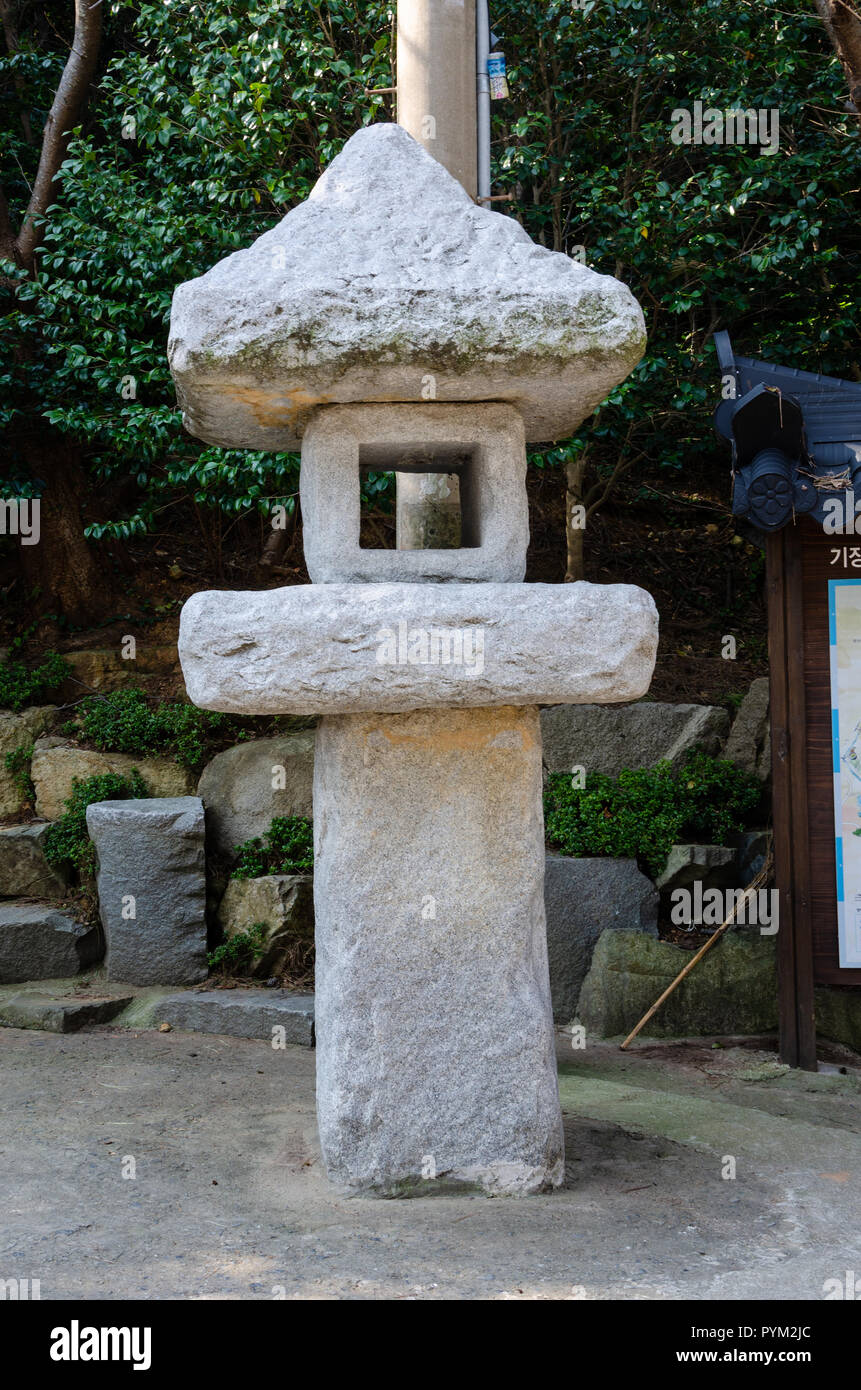 Ein Stein, geschnitzte dovecot an haedong Yonggungsa Tempel in Busan in Südkorea. Stockfoto