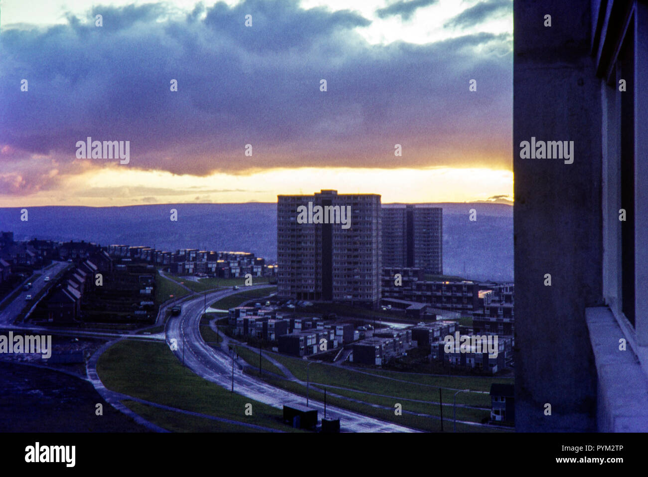 Anzeigen möglicherweise über den Norfolk Park Estate, bei Sonnenuntergang, Sheffield im März 1967 Stockfoto