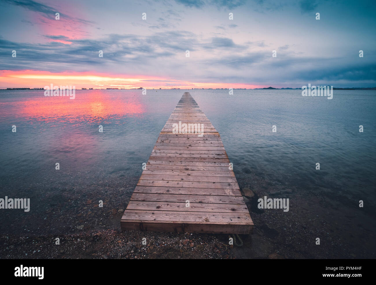 Pier am Mar Menor bei Sonnenaufgang Stockfoto