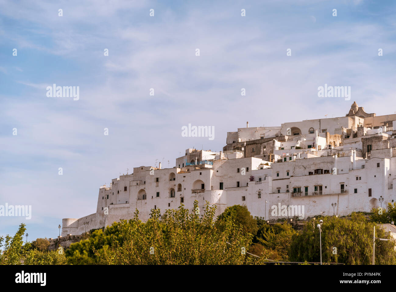 Panoramablick auf die mittelalterliche weißes Dorf von Ostuni Stockfoto