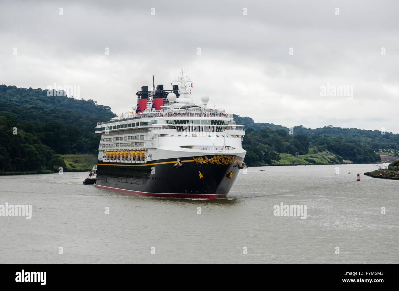 Panama Canal Cruise Saison 2018 - 2019 ist im Gange. Das Bild zeigt die Disney Wonder im Transit der Wasserstraße am Ende der Gaillard Cut in Gamboa Stockfoto